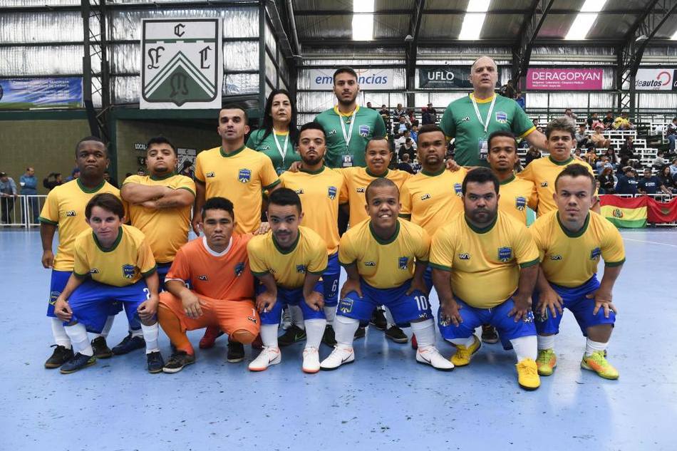 震撼！侏儒症患者足球大赛举行 梅西支持