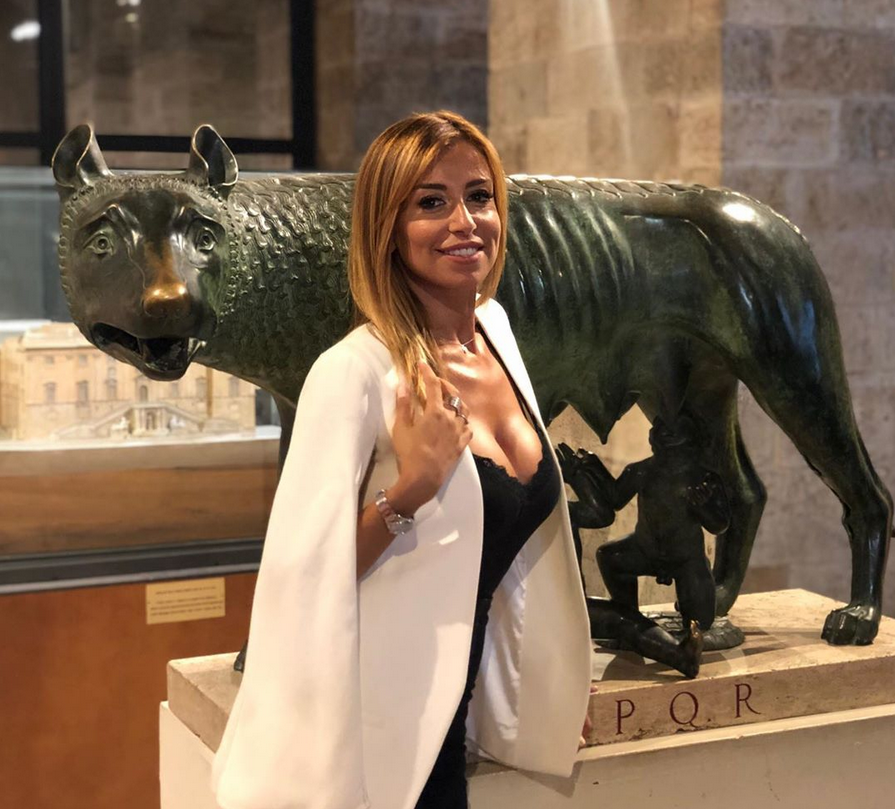 美女主持热爱罗马！身材太火辣