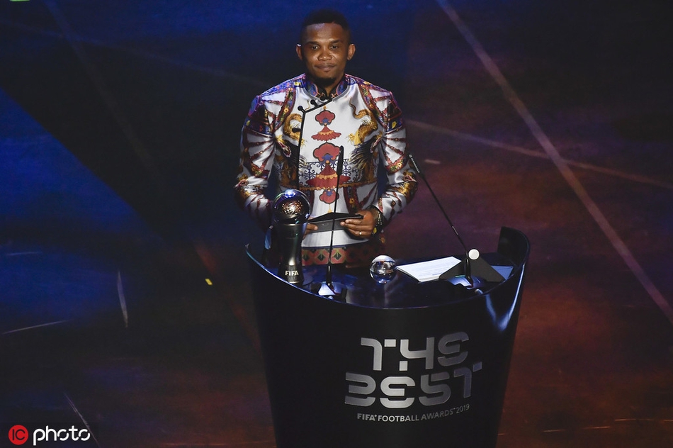 霸气！埃托奥穿龙袍亮相颁奖礼