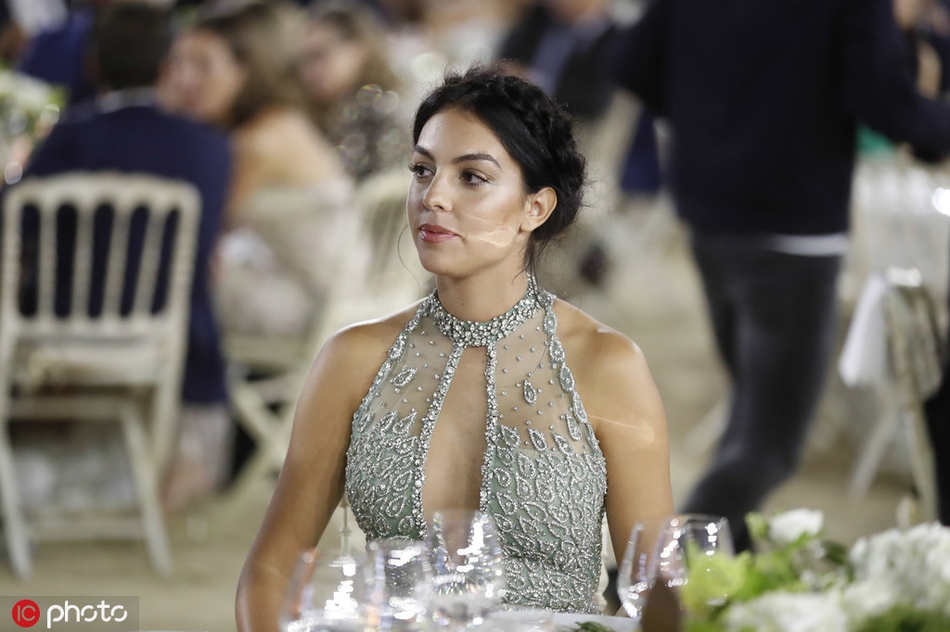 C罗女友进军时尚界！走秀+代言