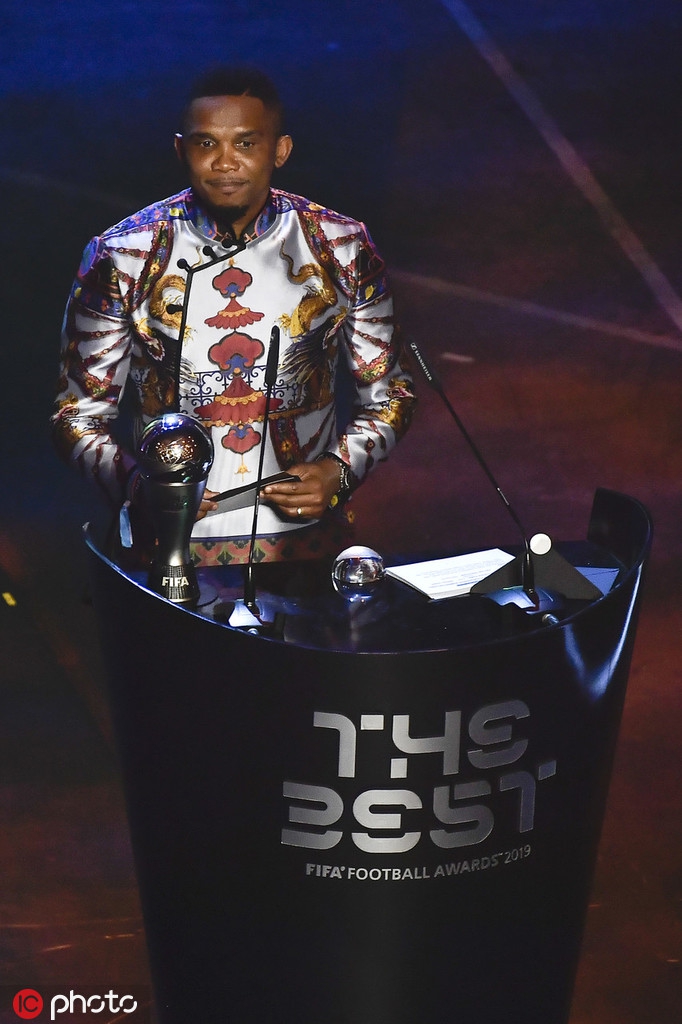 霸气！埃托奥穿龙袍亮相颁奖礼