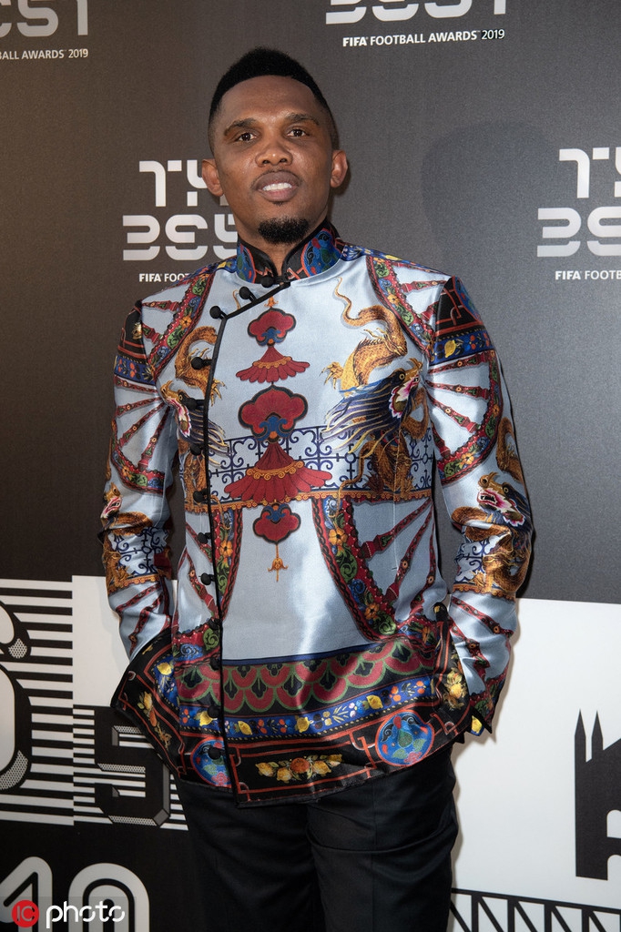 霸气！埃托奥穿龙袍亮相颁奖礼