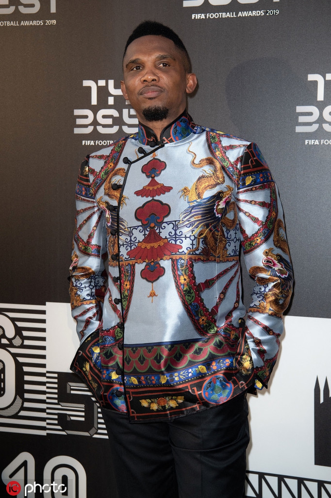 霸气！埃托奥穿龙袍亮相颁奖礼