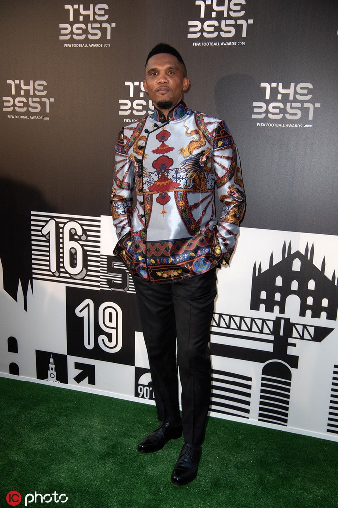 霸气！埃托奥穿龙袍亮相颁奖礼