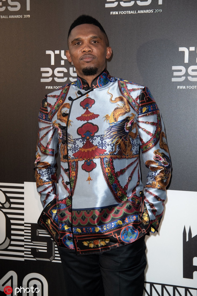 霸气！埃托奥穿龙袍亮相颁奖礼