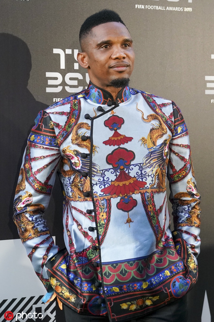 霸气！埃托奥穿龙袍亮相颁奖礼