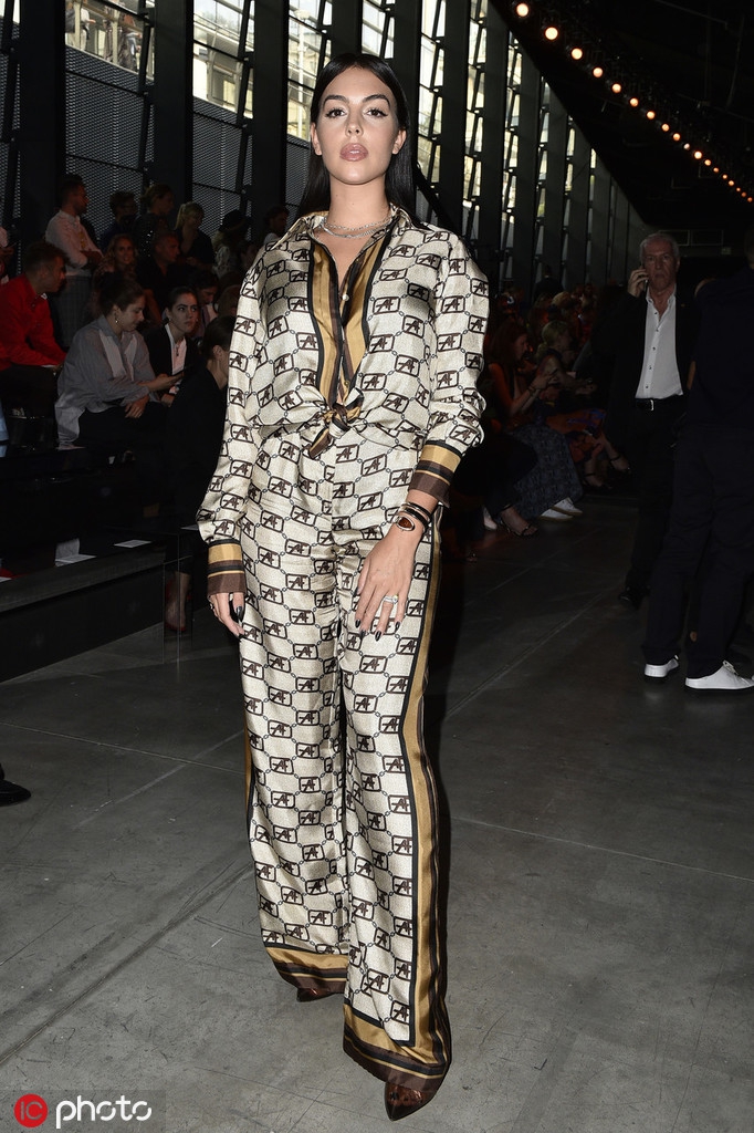 C罗女友进军时尚界！走秀+代言