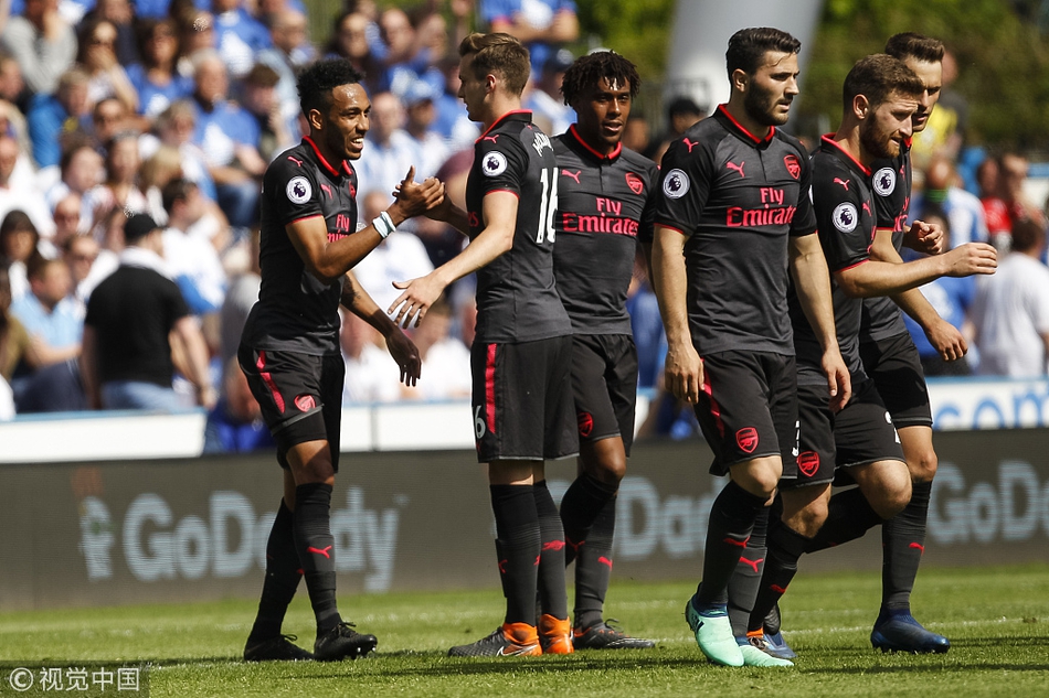 奥巴梅扬庆祝破门