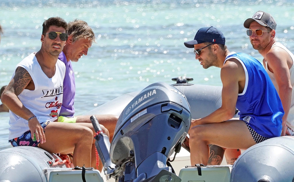 梅西小法苏神带老婆海边大聚会