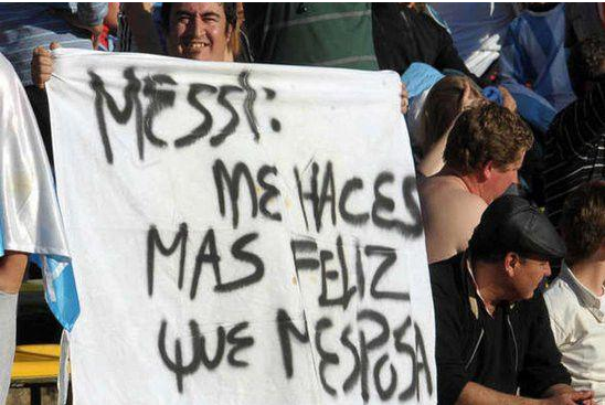 球场奇葩标语！国足C罗被玩坏