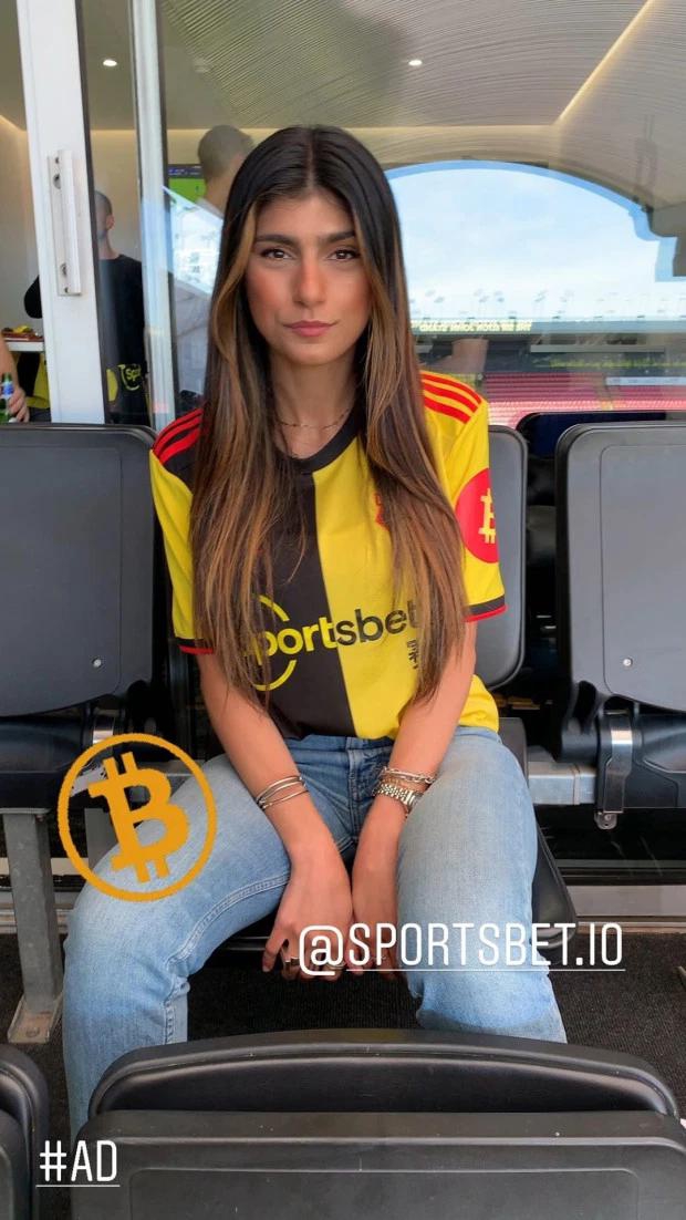 阿森纳丢球 美女喝1升啤酒庆祝