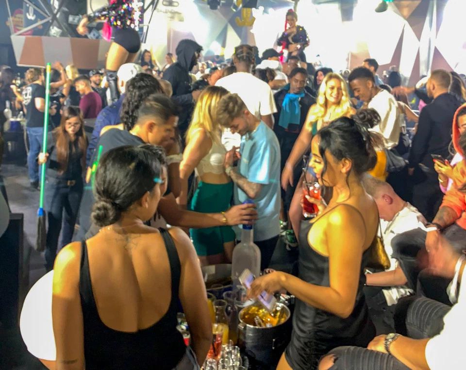 英超红星和嫩模夜总会狂欢