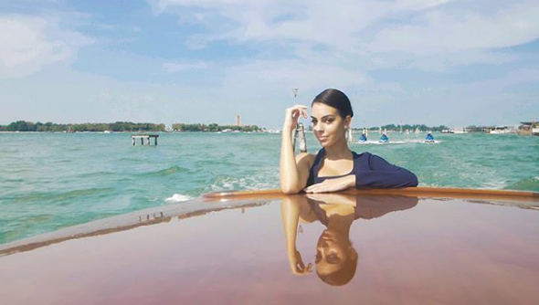 C罗女友变网红 秀胸秀腿秀C罗点赞百万