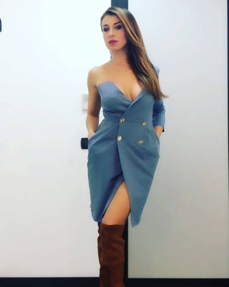 美女主持酷爱足球！双球引人