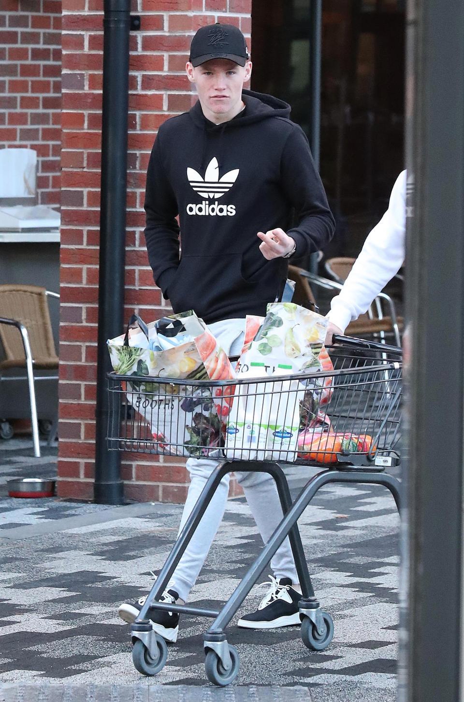 桑切斯豪车逛超市 拎袋大采购