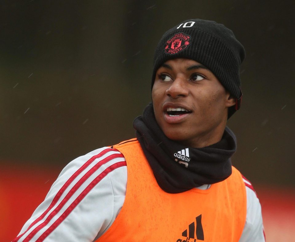 曼联训练场氛围欢乐 桑切斯狂嗨