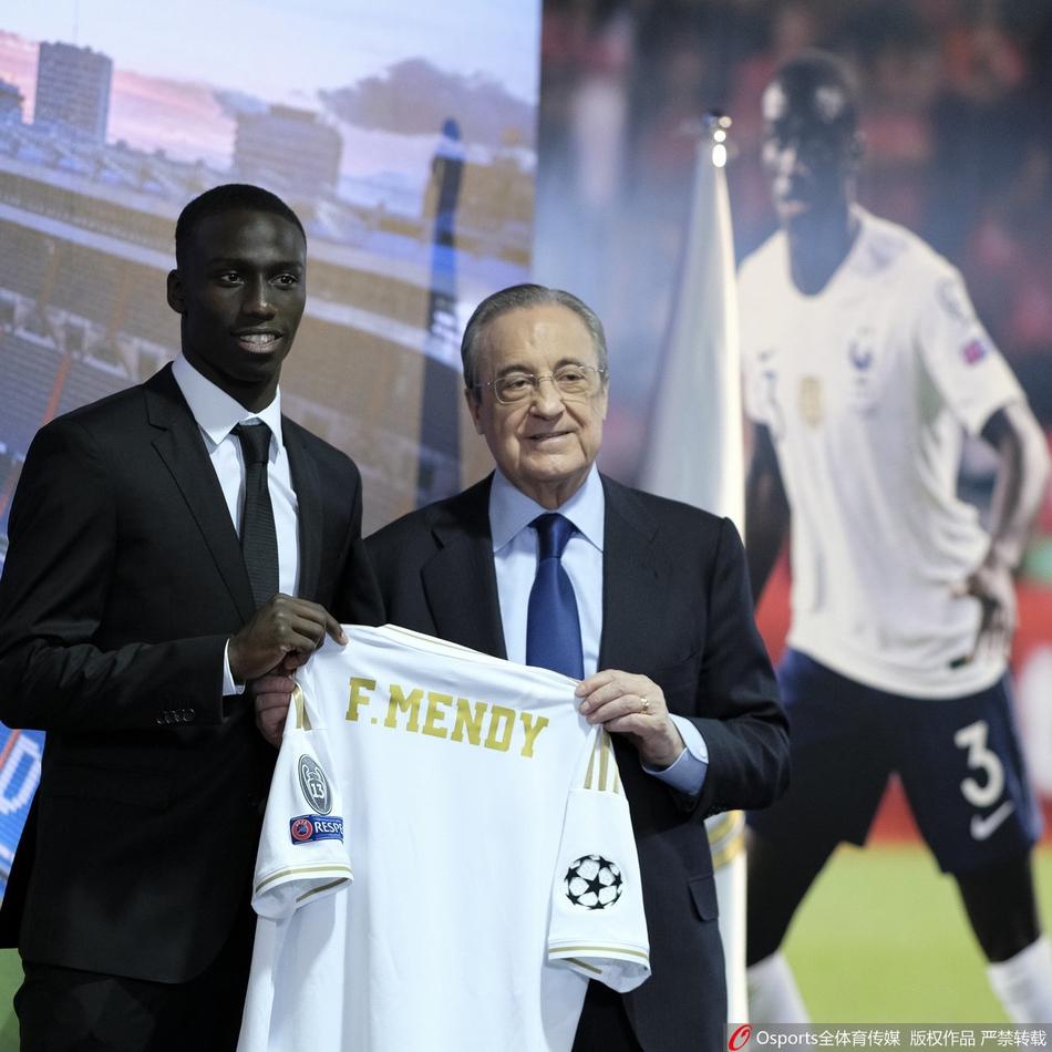 尴尬了！皇马新援亮相颠球失误