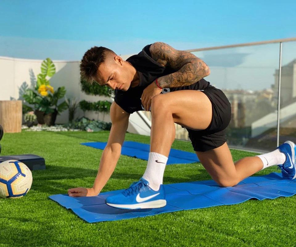 名将怀拥美女！疫情宅家爽歪歪