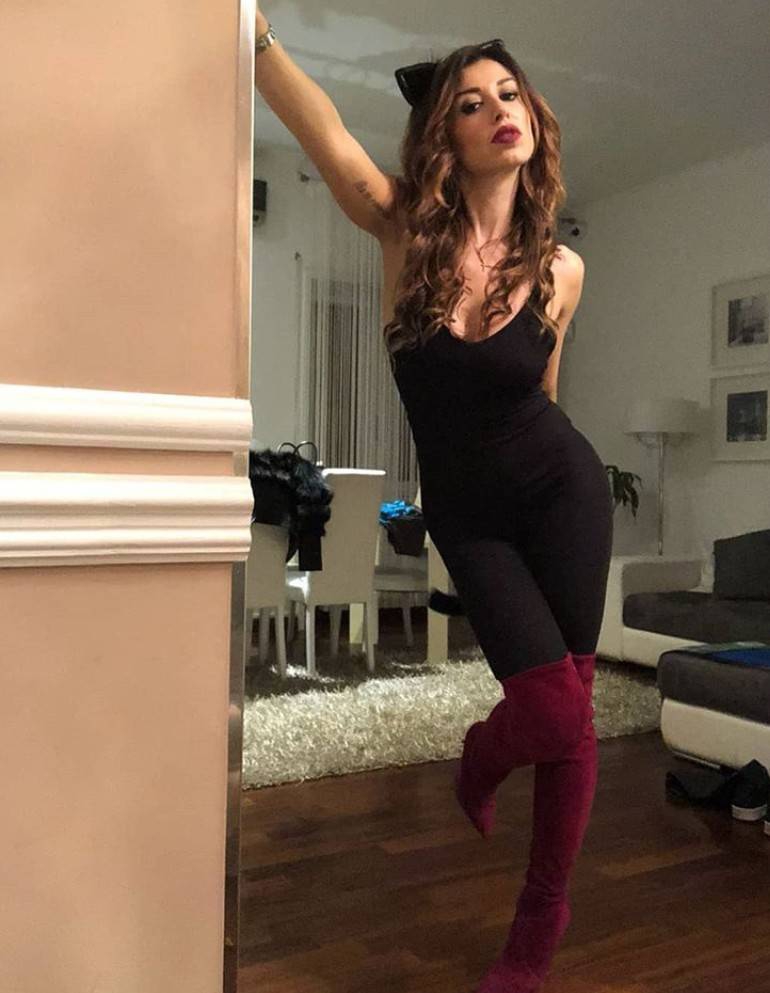 美女主持酷爱足球！双球引人