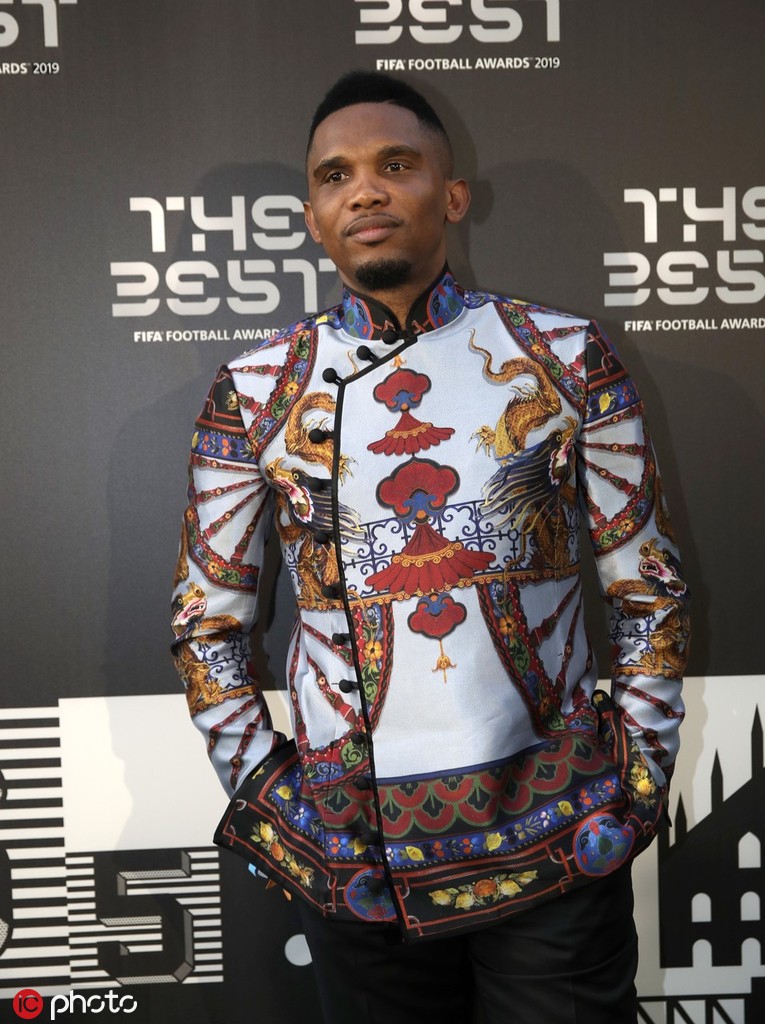 霸气！埃托奥穿龙袍亮相颁奖礼