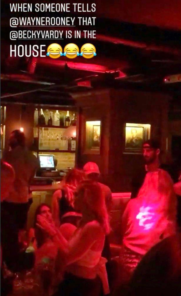 鲁尼夜店喝酒一群美女环绕