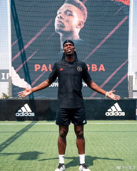 博格巴飞抵成都！想要学打麻将