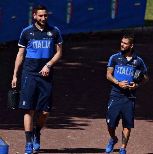 足坛最萌身高差！梅西伊布神图