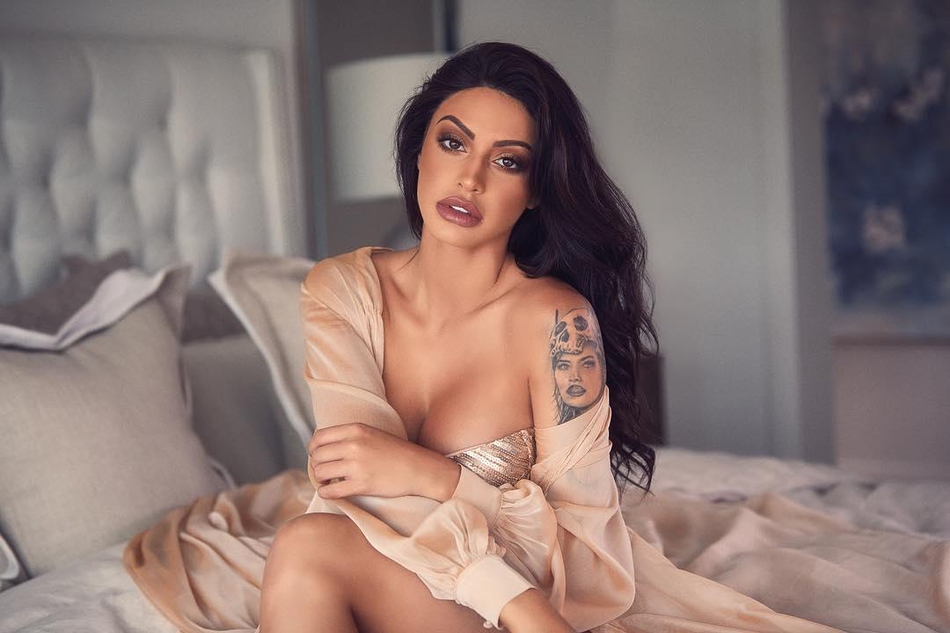 内马尔桃花运！仙颜美女送秋波