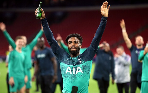 热刺更衣室大狂欢！孙兴O狂嗨