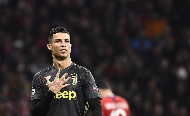 记仇！C罗又向马竞伸出五指