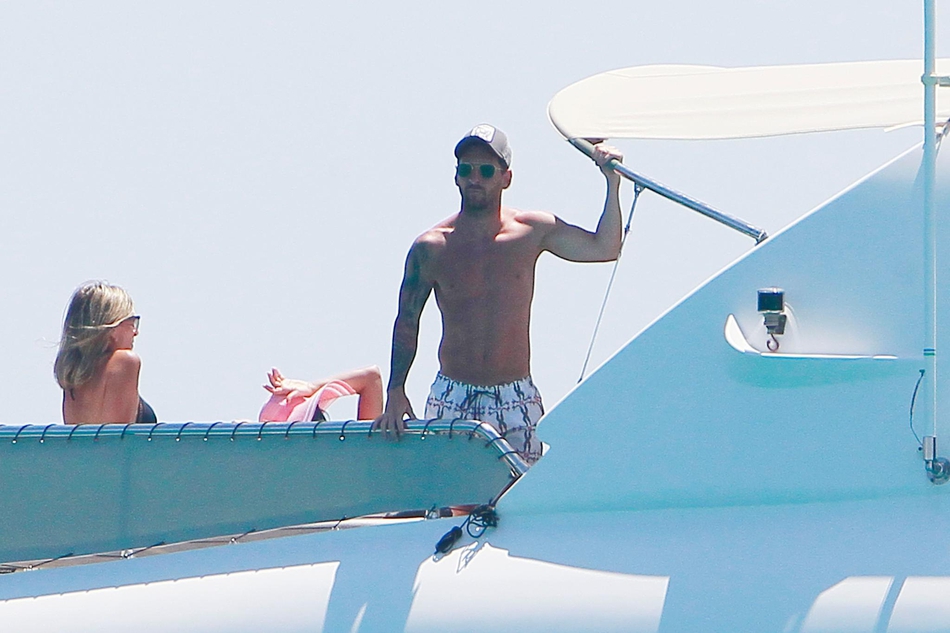 梅西小法苏神带老婆海边大聚会