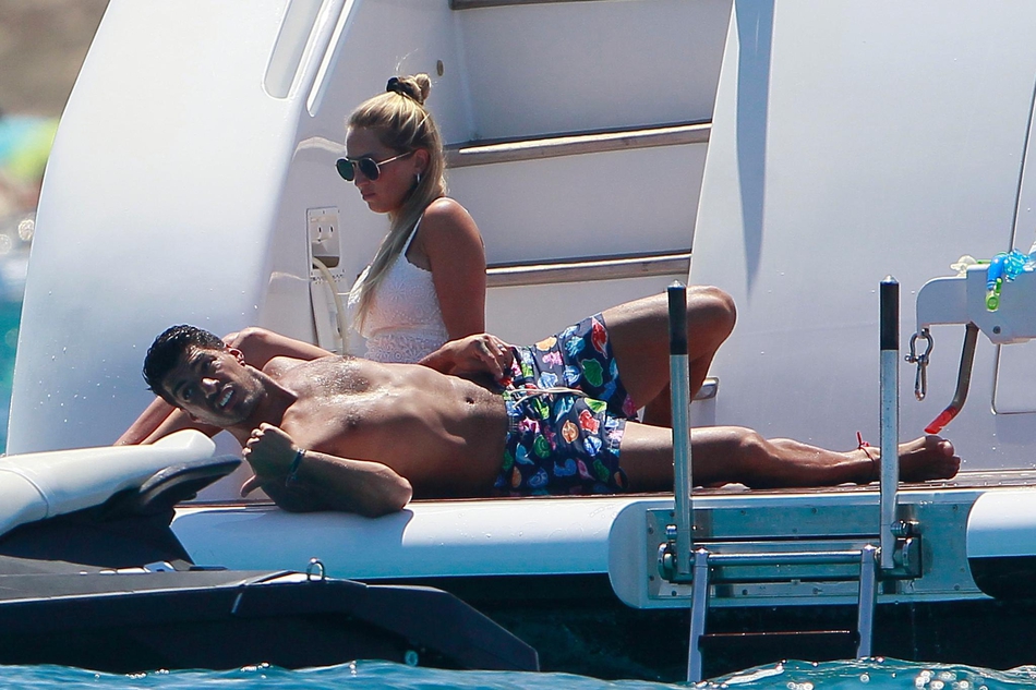 梅西小法苏神带老婆海边大聚会