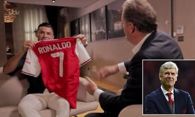 C罗亲手举起阿森纳7号球衣！