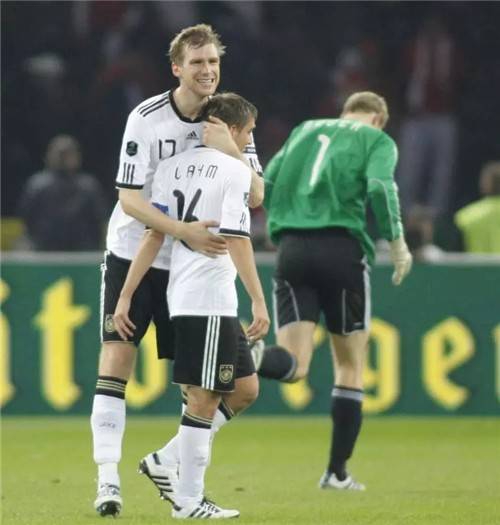 足坛最萌身高差！梅西伊布神图