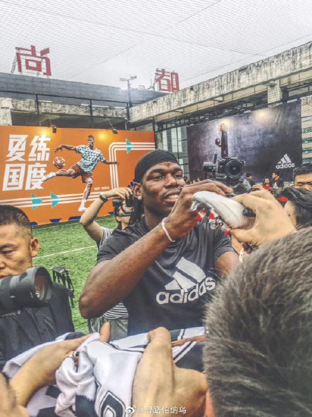 博格巴飞抵成都！想要学打麻将