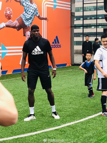 博格巴飞抵成都！想要学打麻将