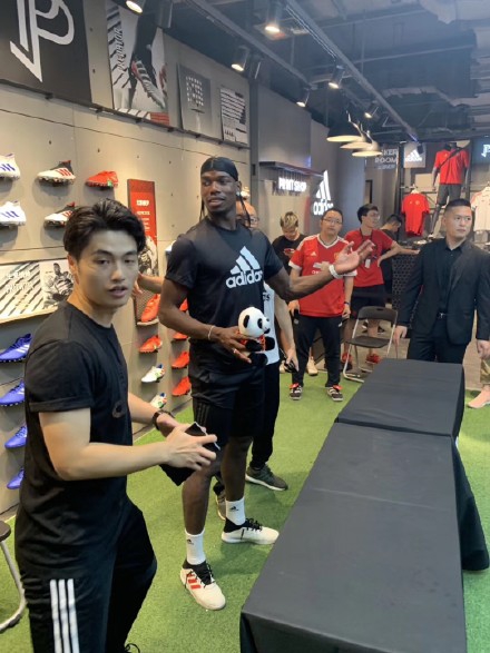 博格巴飞抵成都！想要学打麻将