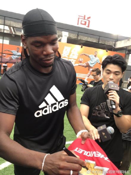 博格巴飞抵成都！想要学打麻将