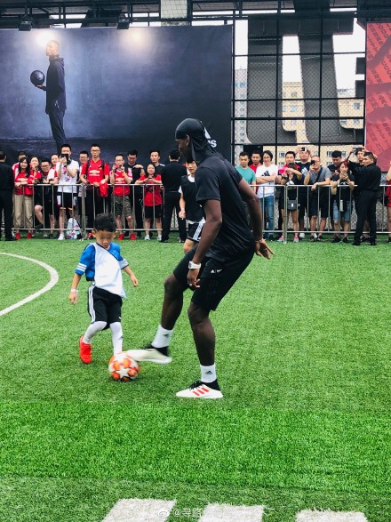 博格巴飞抵成都！想要学打麻将