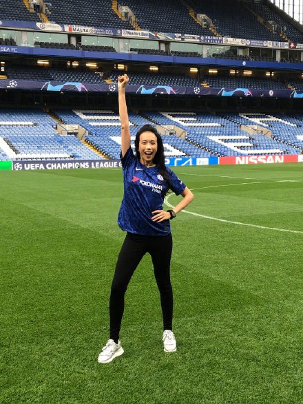 中国香港歌手莫文蔚造访切尔西 蓝军25号有点美