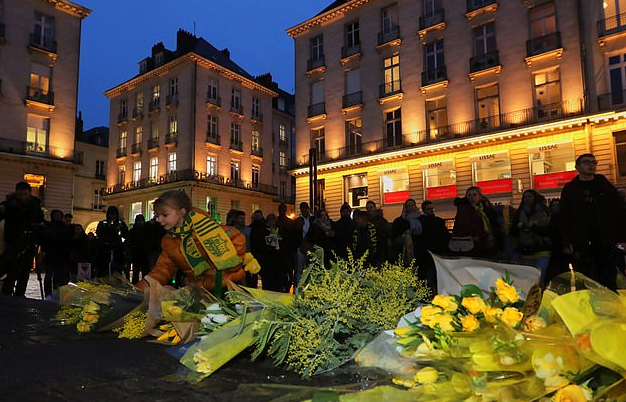 英超新援飞机失联 球迷祈祷