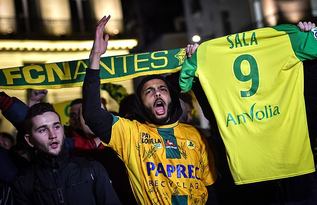 英超新援飞机失联 球迷祈祷