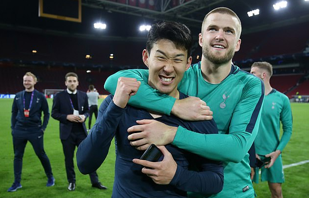 热刺更衣室大狂欢！孙兴O狂嗨