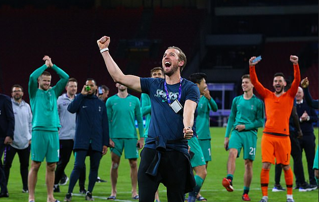 热刺更衣室大狂欢！孙兴O狂嗨