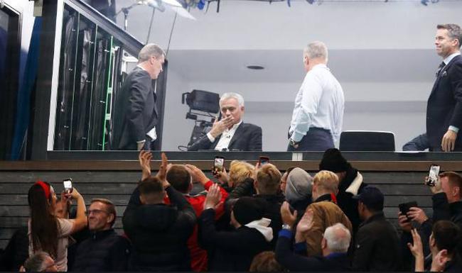 曼联球迷高唱穆帅！狂人送飞吻