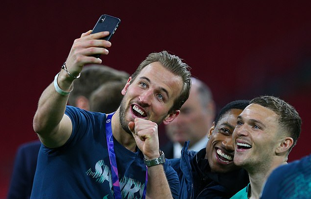 热刺更衣室大狂欢！孙兴O狂嗨