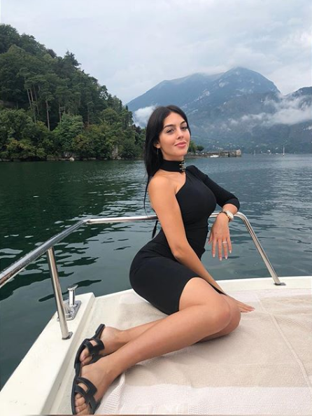 C罗女友变网红 秀胸秀腿秀C罗点赞百万