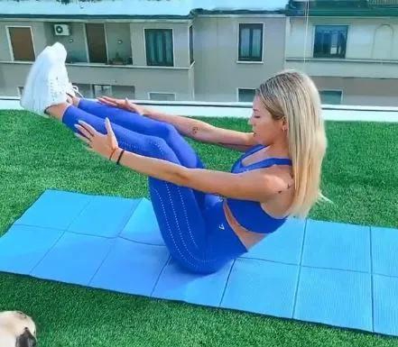 名将怀拥美女！疫情宅家爽歪歪