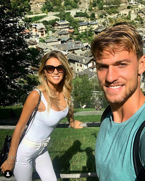 名将女友身段火辣！性感尤物