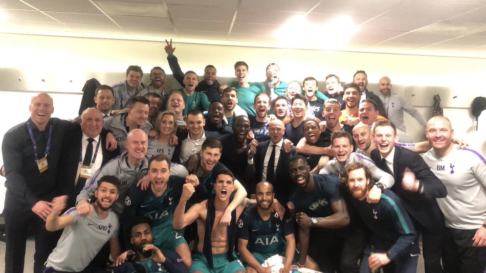 热刺更衣室大狂欢！孙兴O狂嗨